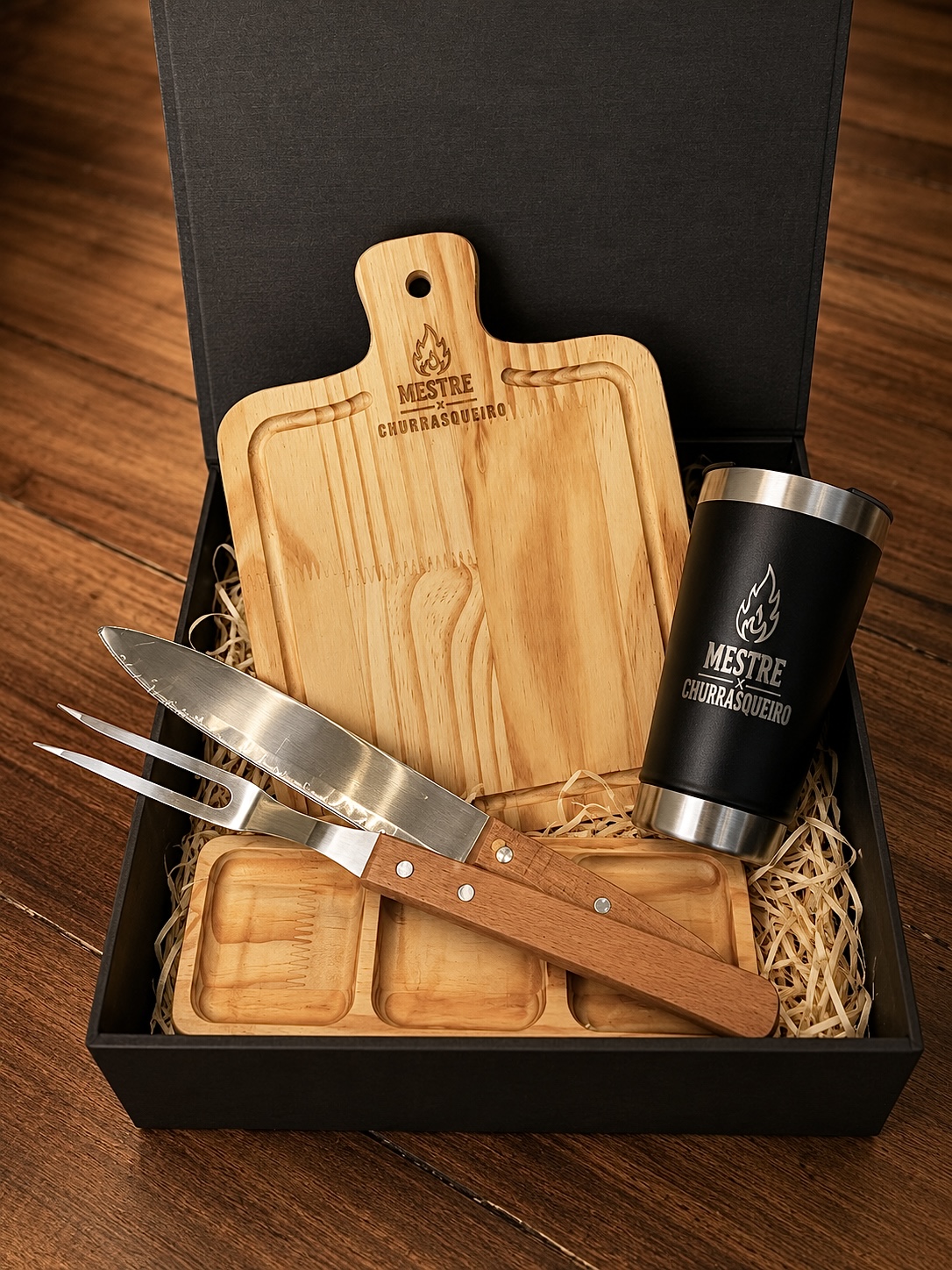 Kit Pinus Mestre Churrasqueiro completo com caixa, tábua de madeira clara, copo e utensílios