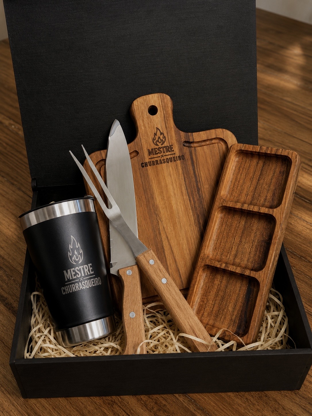 Kit Teca Mestre Churrasqueiro completo com caixa, tábua, copo e utensílios